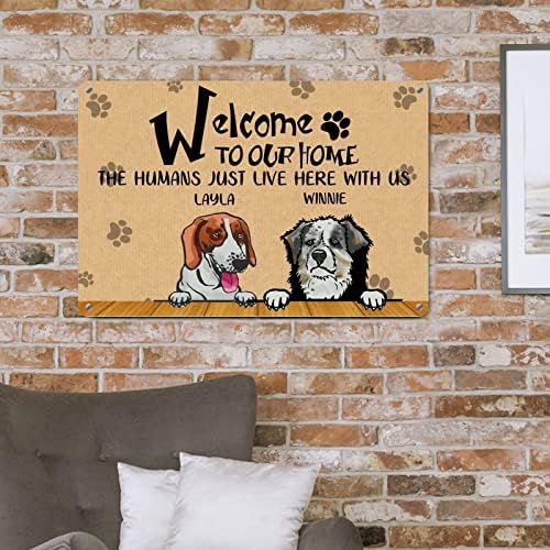 Alioyoit כלב מצחיק שלט מתכת כלבים מותאמים אישית שם ברוך הבא לביתנו בני האדם כאן איתנו שלט כלב גור חמוד