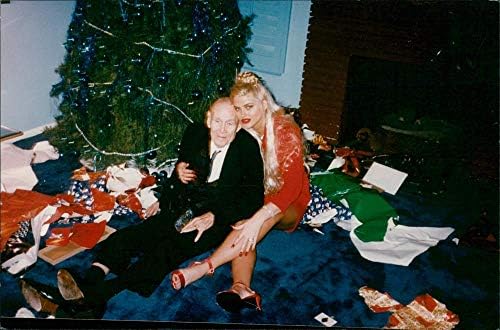 תמונה וינטג 'של אנה ניקול סמית' חוגגת את חג המולד עם בעלה ג'יי האוורד מרשל